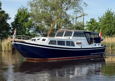 motorboot op rustige waterweg