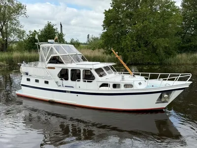 witte motorkruiser op een rivier