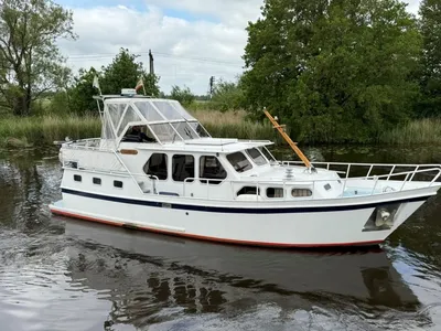 witte motorboot op binnenwater