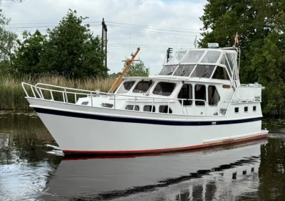 witte motorkruiser op stil water