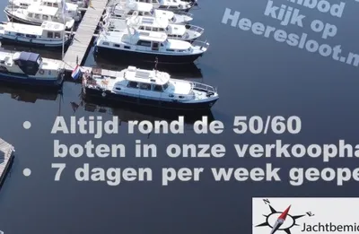 luchtfoto van jachthaven met motorjachten