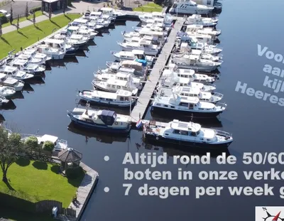 jachthaven met meerdere aangemeerde boten