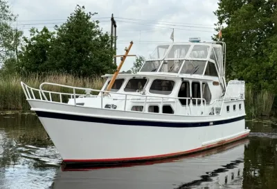 wit motorkruiser op rustig binnenwater