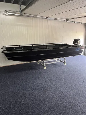 zwarte aluminium platbodem in hal