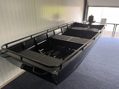 zwarte aluminium platbodem in showroom