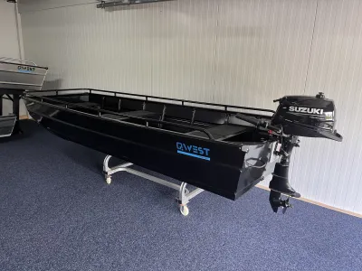 zwarte aluminium platbodem met buitenboordmotor