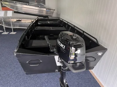 zwarte aluminium boot met buitenboordmotor