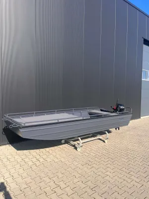 antraciet aluminium platbodem op parkeerplaats