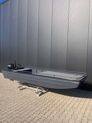 grijze aluminium platbodem boot buiten