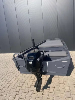 aluminium visboot op parkeerplaats