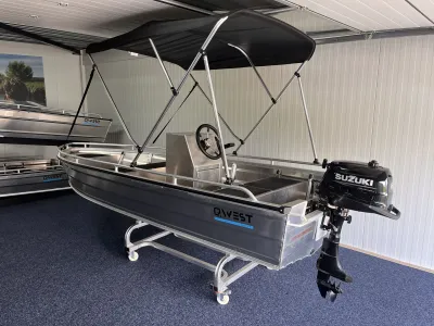 aluminium consoleboot in showroom