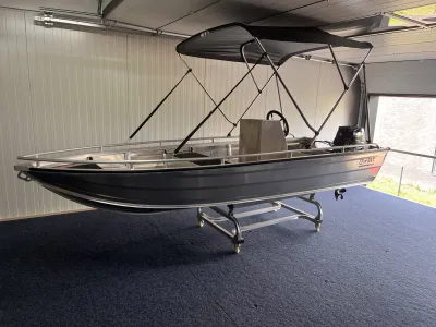 aluminium boot in showroom met bimini-top