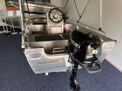 Aluminium boot in showroom met buitenboordmotor