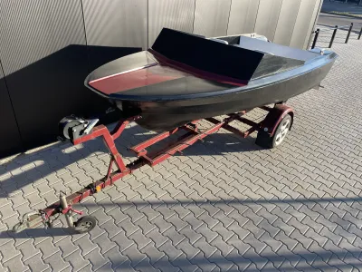 toerboot op trailer op betegelde ondergrond