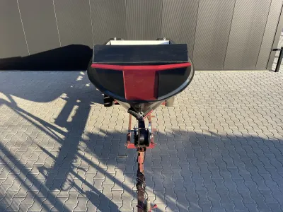 voorkant van kleine toerboot op trailer