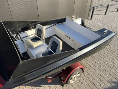 kleine polyester toerboot op trailer