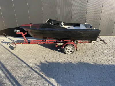 zwarte polyester toerboot op trailer