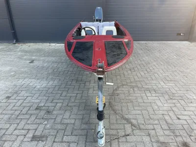 Rode polyesterboot op aanhanger