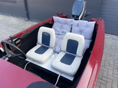 interieur van kleine boot met stoelen