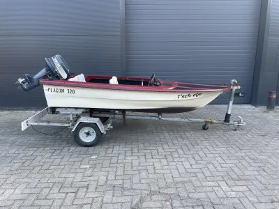 kleine polyester boot op trailer