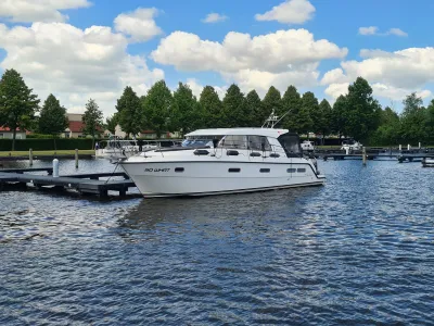 motorjacht aangemeerd in jachthaven