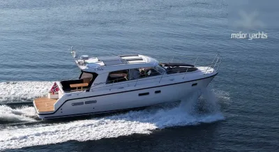 motorjacht varend op open water