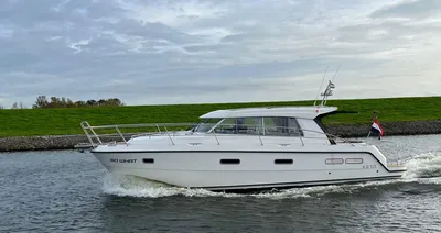 motorjacht op water bij dijk