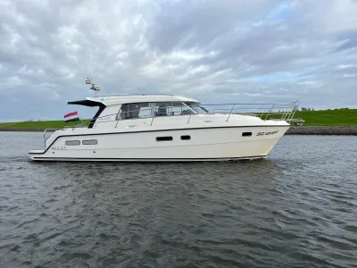 wit motorjacht op water