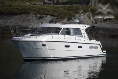 wit motorjacht op rustig water