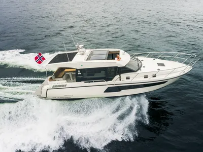 witte motorboot op zee vanuit bovenaanzicht