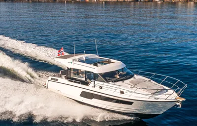 motorjacht varend op open water bij kust