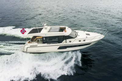 witte motorboot op zee vanuit bovenaanzicht