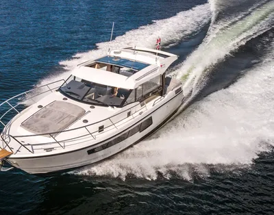 motorjacht varend op open water