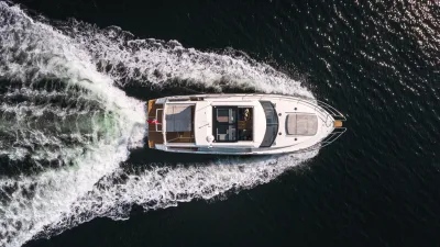 witte motorjacht van boven op zee