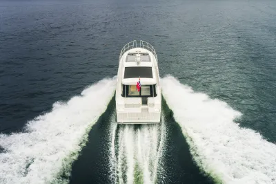 wit motorjacht vaart op open water
