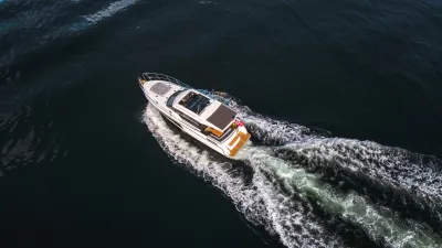 wit motorjacht varend op donker water