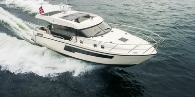 wit motorjacht op open water