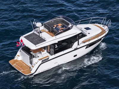 wit motorjacht op zee