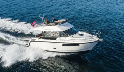 witte motorboot op open zee