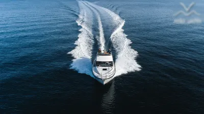 motorjacht vaart over open zee