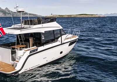Achterzijde van motorjacht op zee