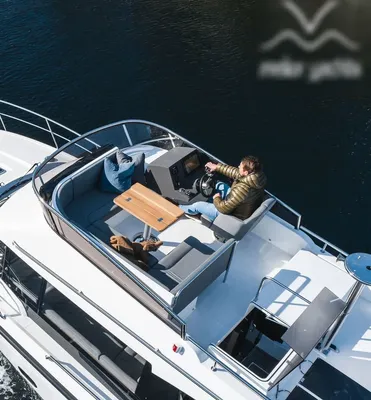 wit motorjacht op donker water, luchtfoto