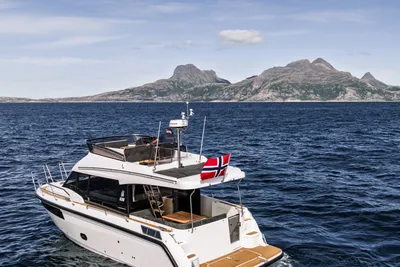 motorjacht achterschip op zee met eiland op achtergrond