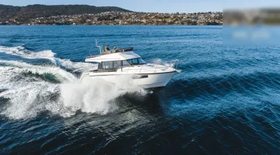motorjacht varend op zee met opspattend water