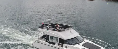 motorjacht op zee bij rotsachtige kust