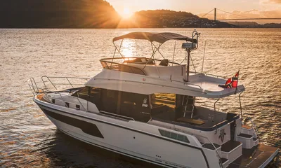 motorboot in zonsondergang bij brug