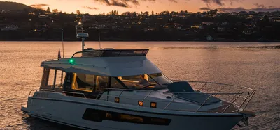 motorboot bij zonsondergang aan de kust