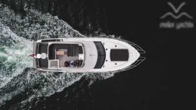 luchtfoto van motorboot op water