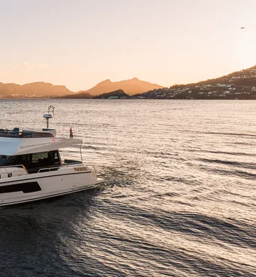 motorjacht op zee bij zonsondergang