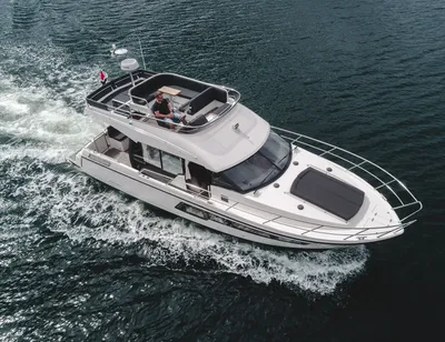 motorjacht op open water, luchtfoto